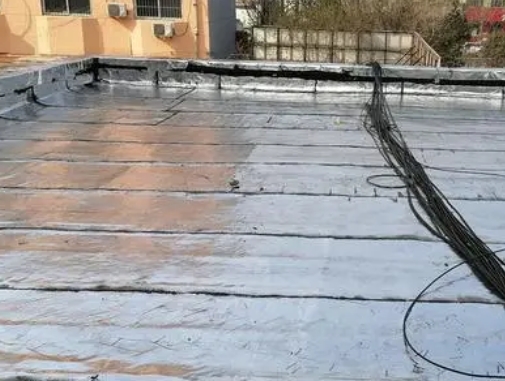 荆门市卫生间漏水维修公司分享下荆门市屋面楼顶防水刚性防水层施工要点。